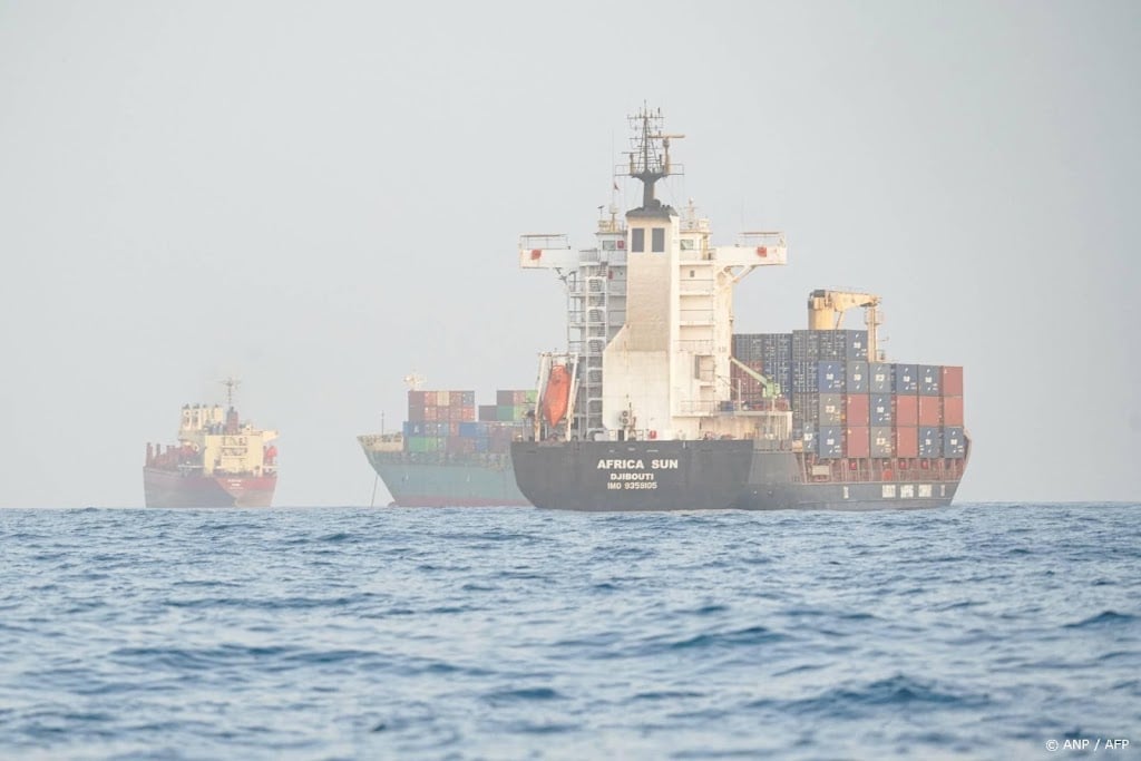 Frans marineschip begeleidt schepen door zeestraat Bab al-Mandeb