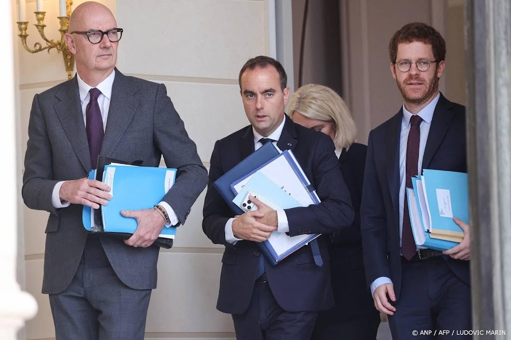 Parijs wil schuldenlast aanpakken met bezuiniging en belastingen