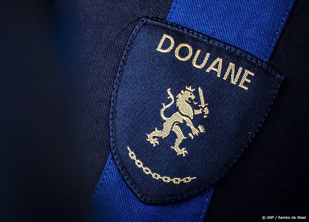 Douane vindt achttien kilo cocaïne bij bemanningslid op Schiphol