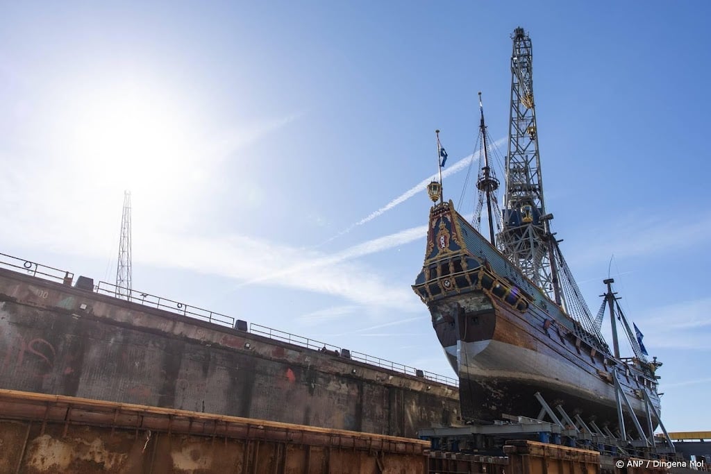 Replica VOC-schip Batavia is vanuit Amsterdam terug in Lelystad