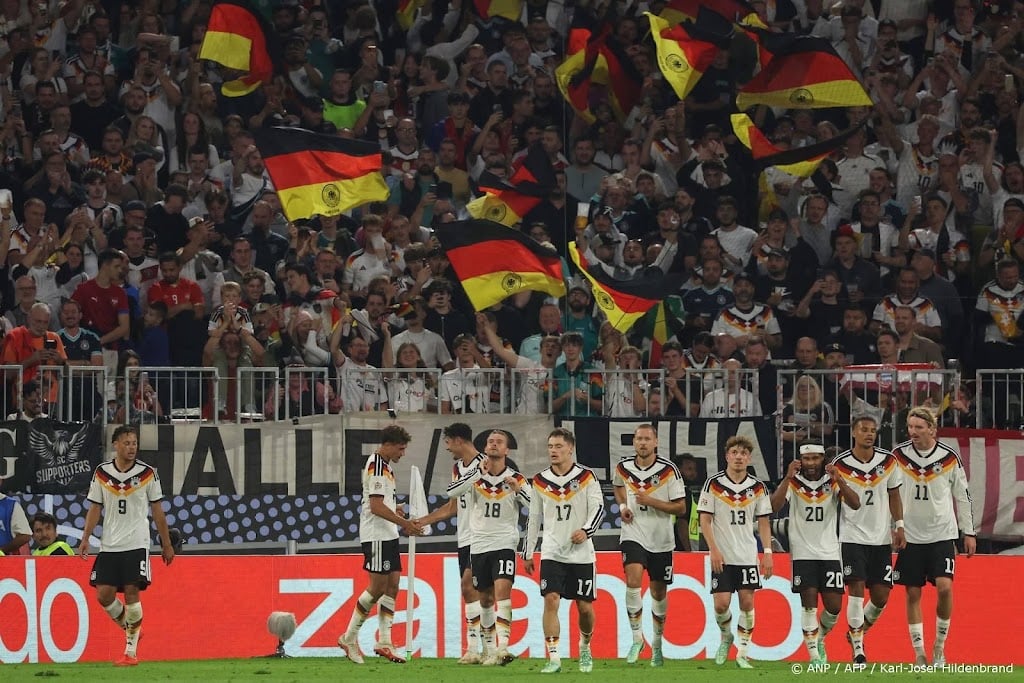 Duitse voetballers bezorgen Klopp tegen Servië eerste zege