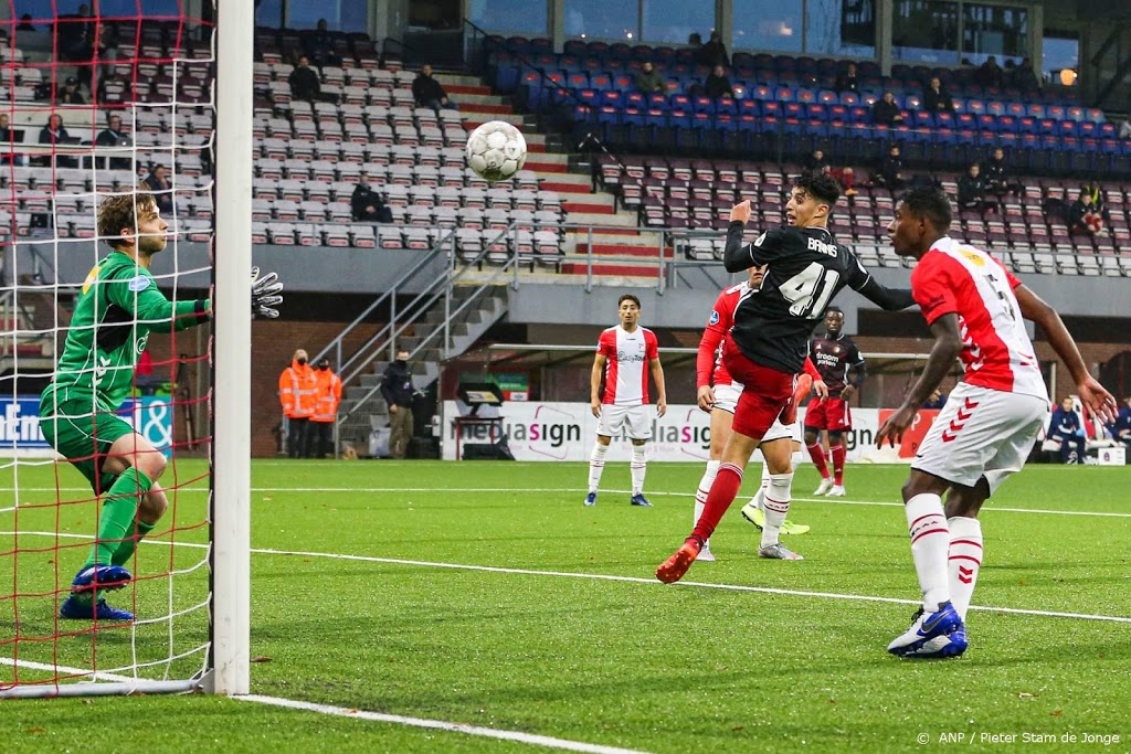 Feyenoord verslaat tien spelers FC Emmen in blessuretijd