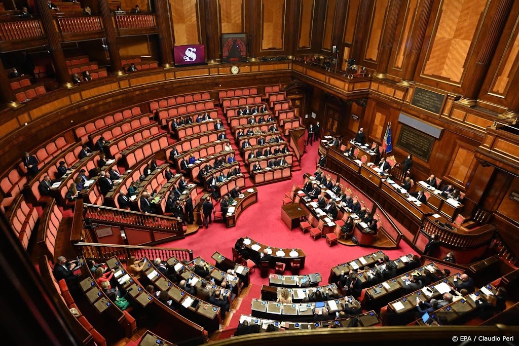 Ophef in Italië over foto staatssecretaris met nazi-armband
