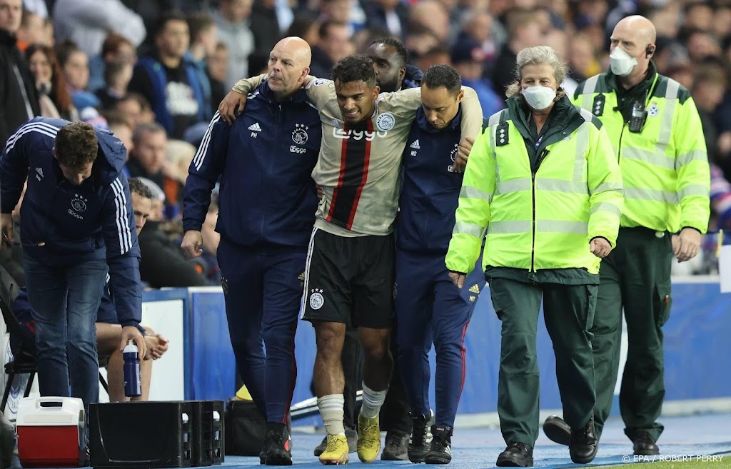 Ajax-verdediger Wijndal hoopt dat zijn enkelblessure meevalt 