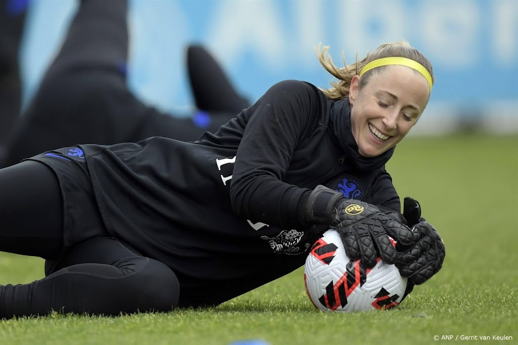 Voetbalkeepster Geurts (38) stopt na 125 interlands