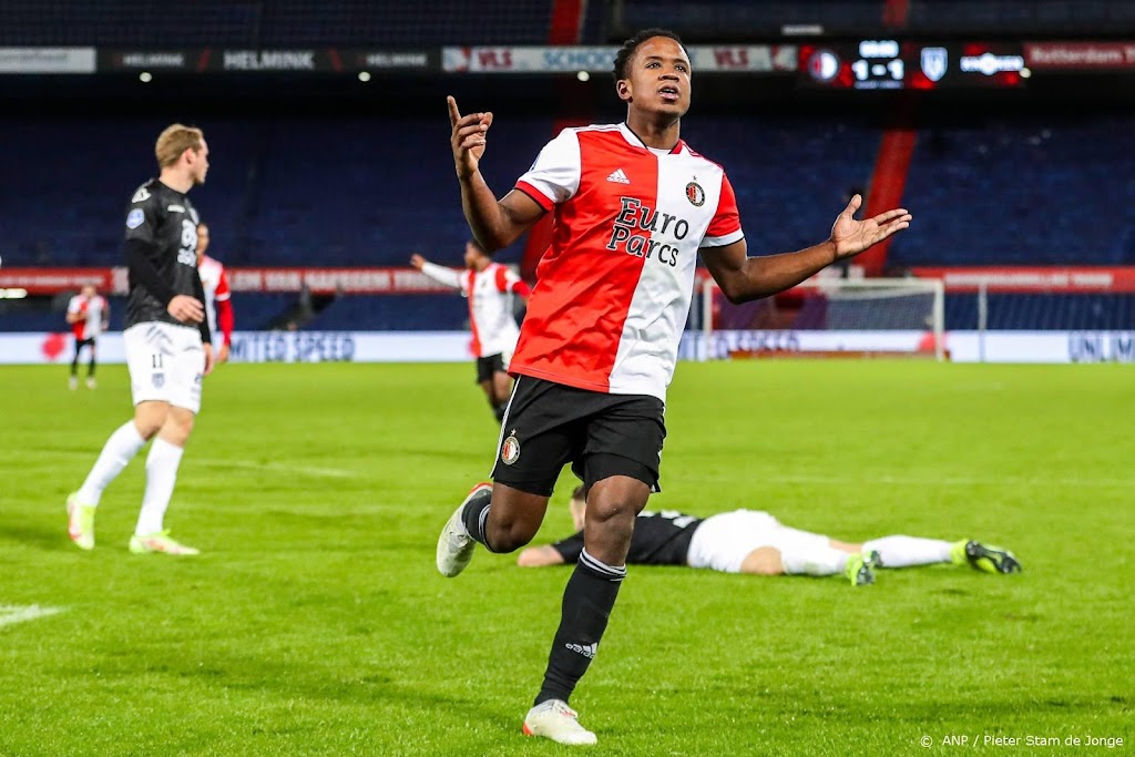 Feyenoord klimt na zege op Heracles Almelo naar plek twee