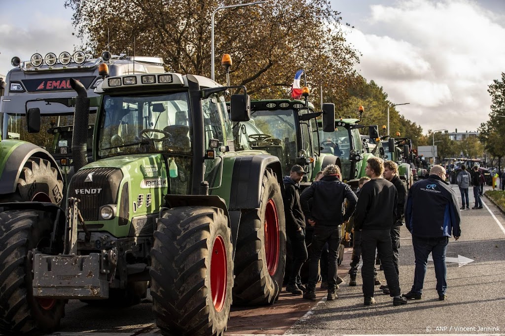 Politie grijpt in bij boerenprotest voor provinciehuis Zwolle