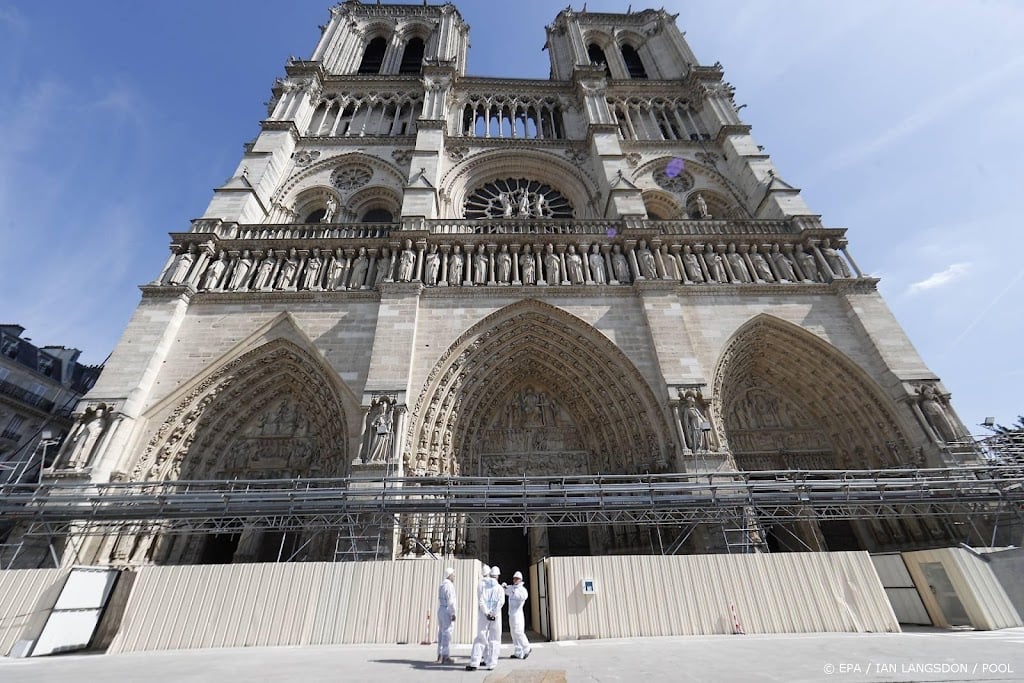 Eerste ingestorte stenen gewelf Notre-Dame hersteld