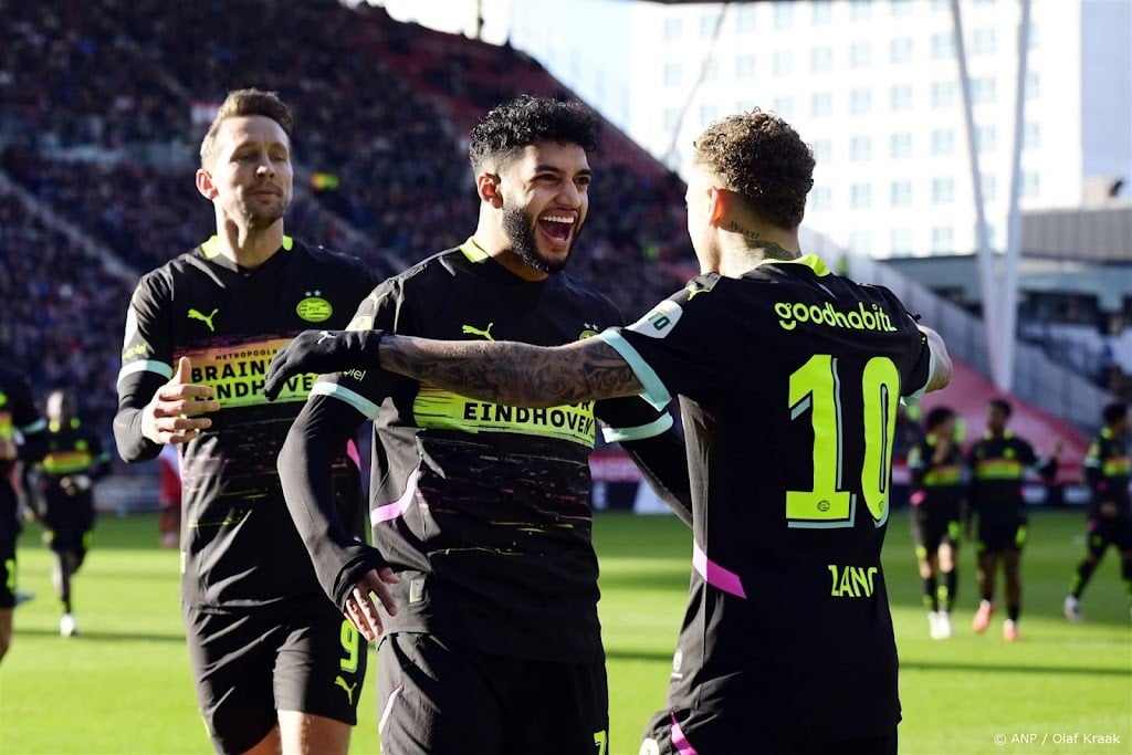 Koploper PSV slaat met ruime zege in topper aanval FC Utrecht af