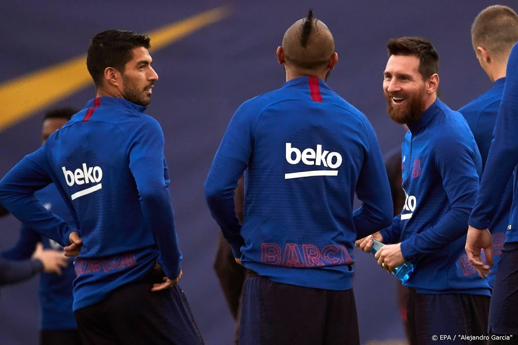 Messi, Suárez en Vidal sluiten aan bij Barcelona