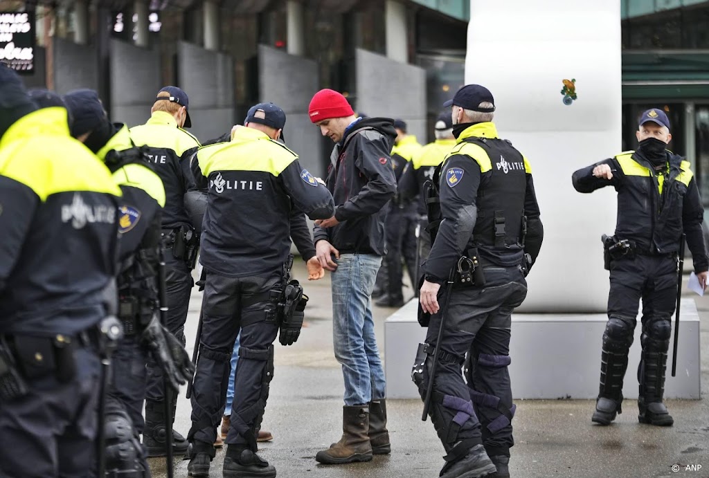 30 aanhoudingen bij demonstratie Museumplein, 4 agenten gewond