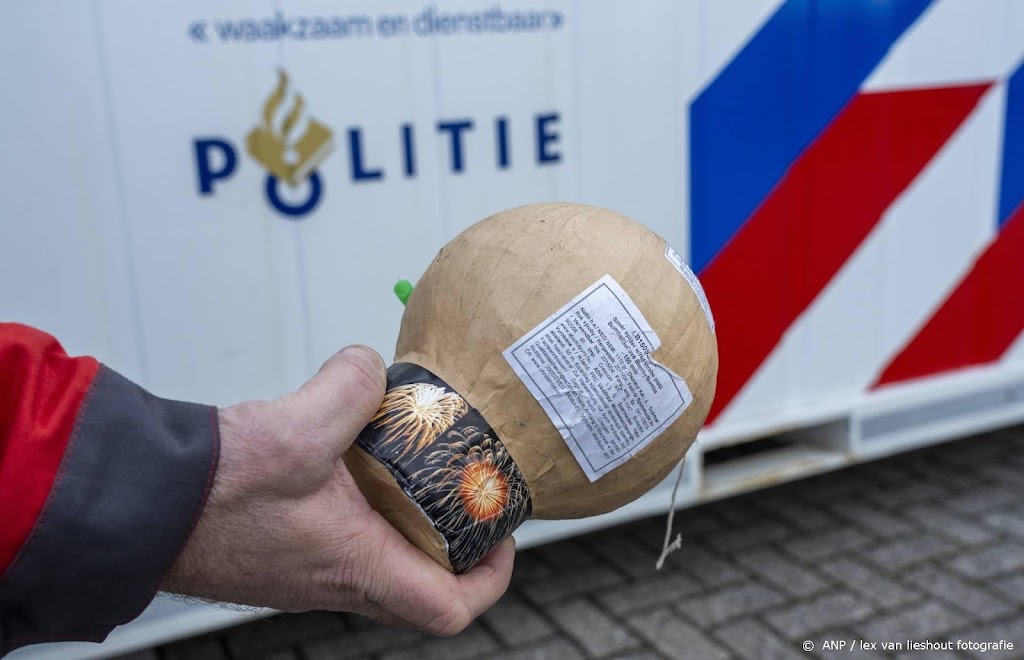 Politiebond: straf bezit illegaal vuurwerk net als wapenbezit