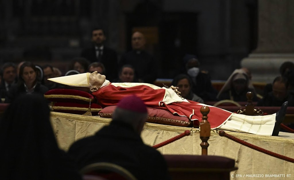 Emeritus paus Benedictus wordt begraven in tombe van voorganger