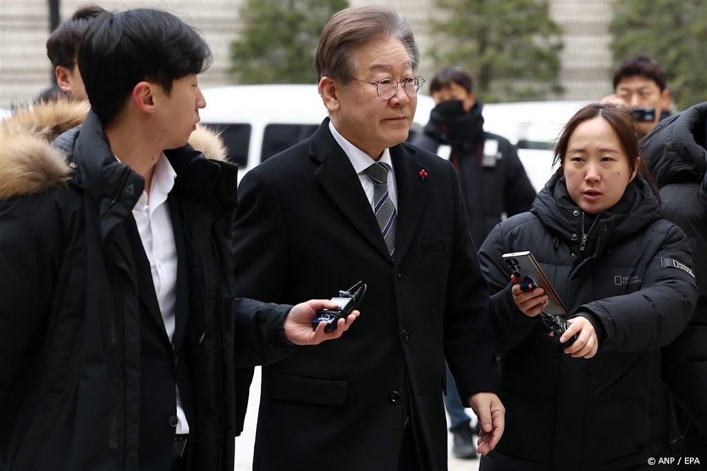 Oppositieleider Zuid-Korea in hals gestoken tijdens persmoment