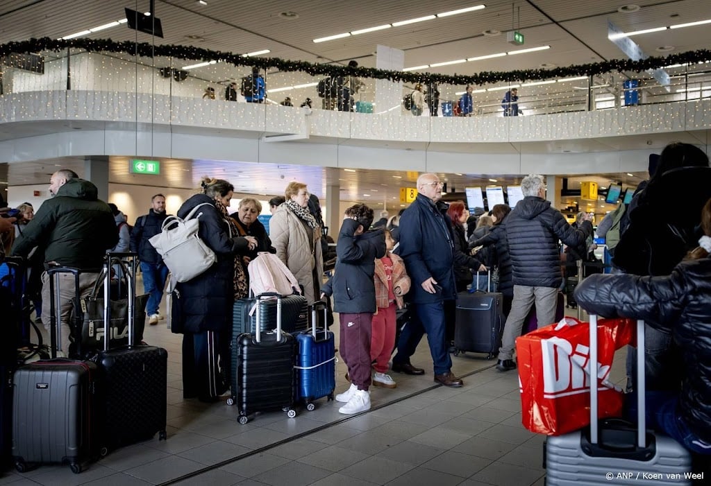 Inmiddels honderden annuleringen op Schiphol door winterse weer