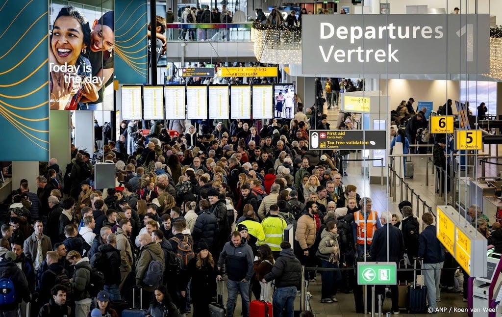 Ook zaterdag honderden annuleringen op Schiphol door winters weer