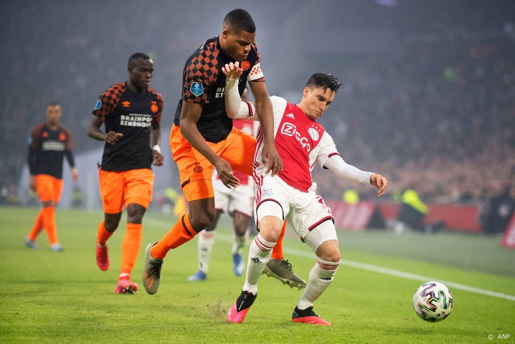 Ajax verslaat PSV (1-0) en gaat weer alleen aan kop in eredivisie