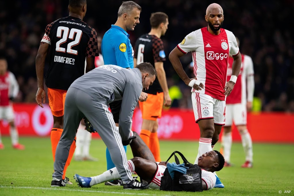 Ajax-aanvaller Promes vreest voor ernstige hamstringblessure