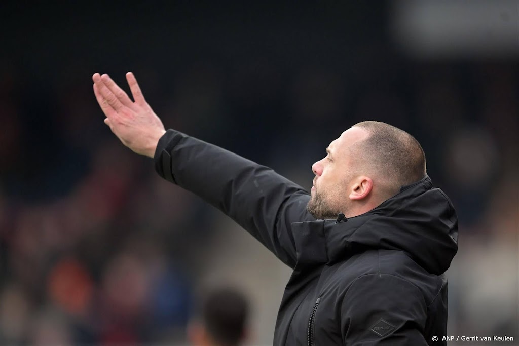 Heitinga maakt seizoen af als trainer van Ajax 