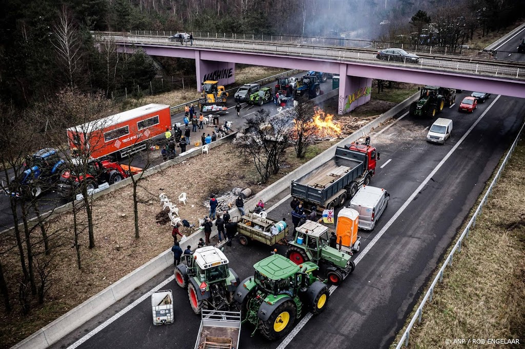 Gemoedelijke sfeer boerenblokkade A67 bij Eersel