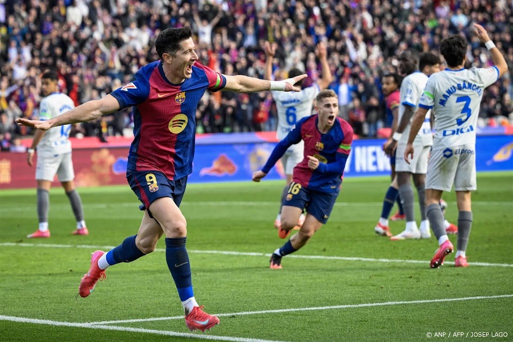 Lewandowski helpt Barcelona met 18e treffer aan zege op Alavés