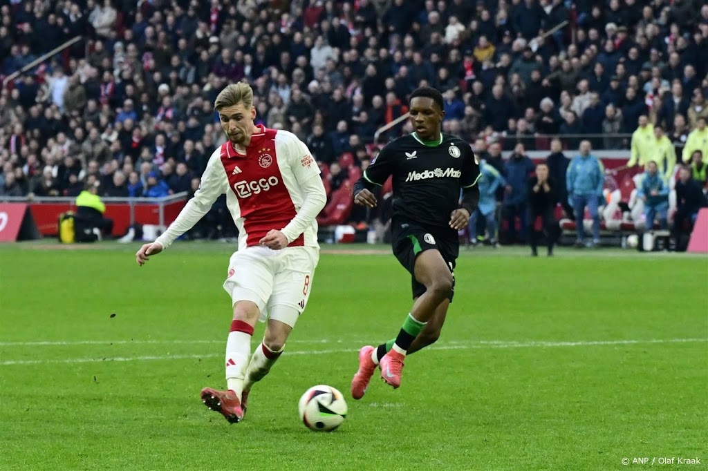 Taylor schiet Ajax in blessuretijd naar zege op Feyenoord 