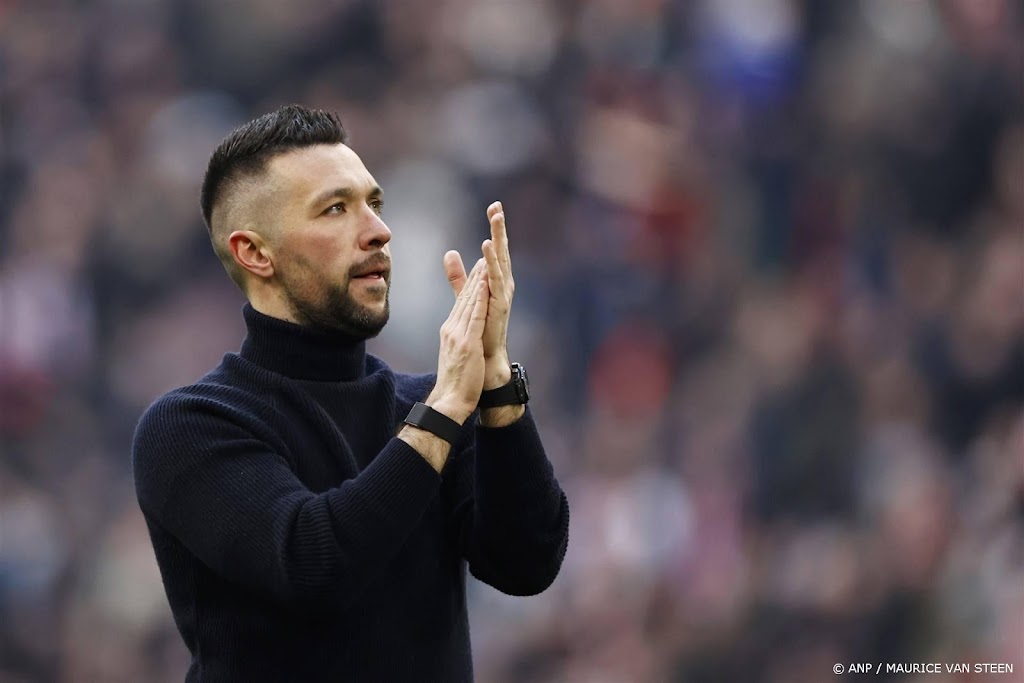 Trainer Farioli wil niet praten over mogelijke titel voor Ajax  