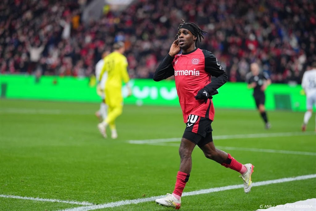 Leverkusen blijft mede dankzij treffer Frimpong in spoor Bayern 