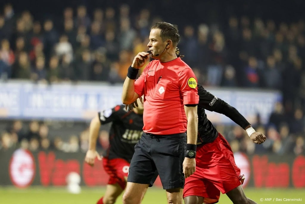 Arbiter Nijhuis rest van het seizoen uitgeschakeld door blessure