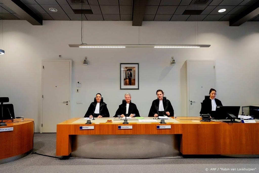 Gökmen T. geboeid rechtszaal binnengebracht