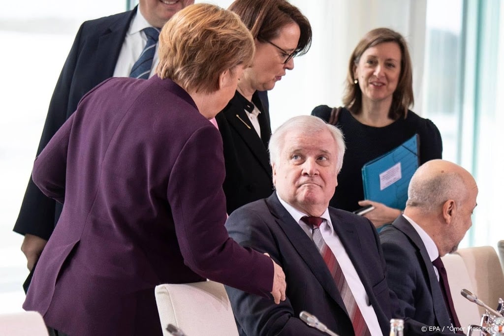 Ook Merkel krijgt geen hand tijdens corona-uitbraak