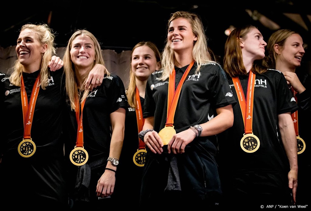 Handbalsters met kampioensploeg tegen Spanje