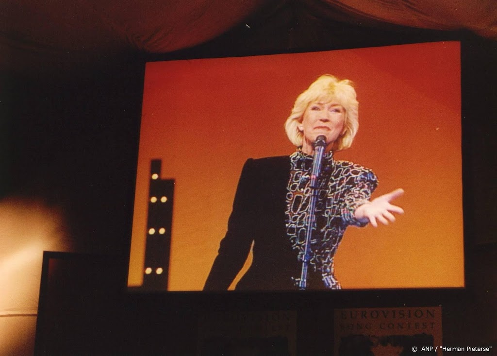 Willeke Alberti zoekt haar songfestivaljurk uit 1994