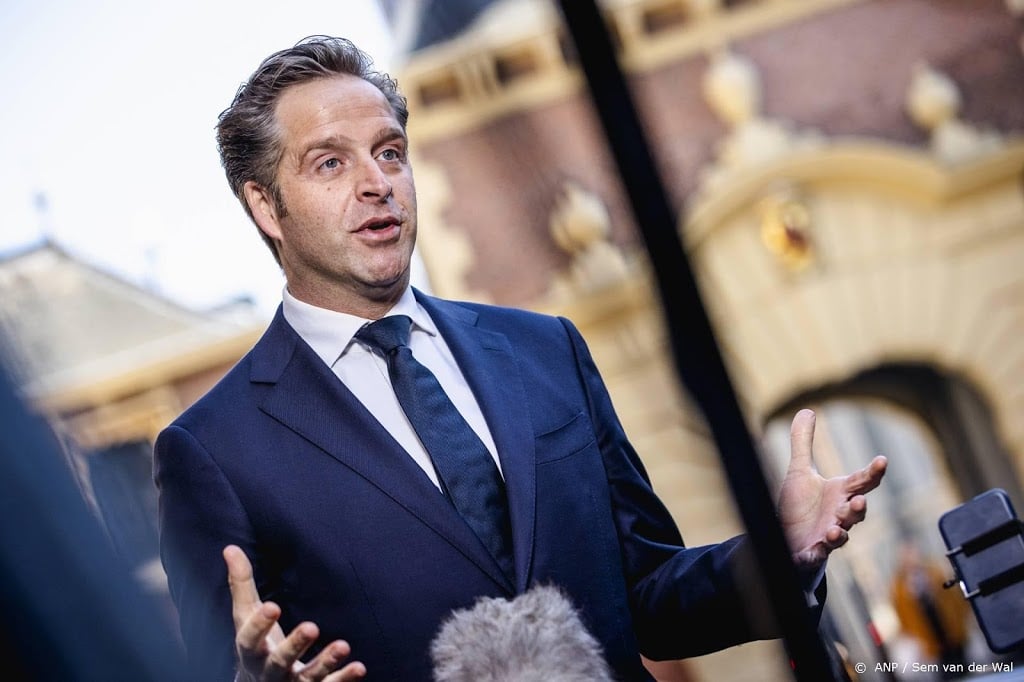 De Jonge: begin juli kan iedereen ten minste deels geprikt zijn