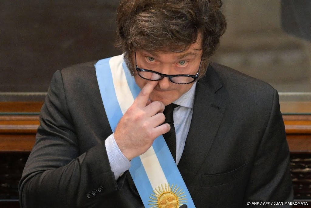 President Argentinië zegt staatspersbureau te sluiten