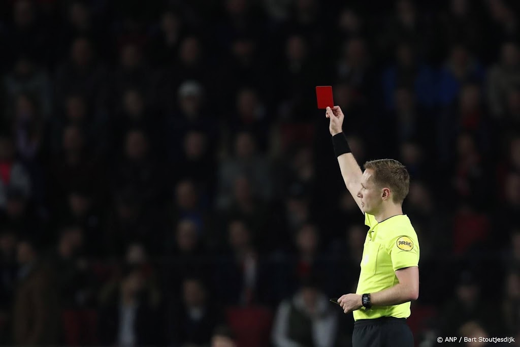 Profvoetbal krijgt voorlopig geen blauwe kaart