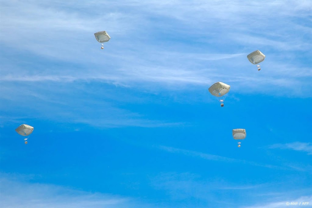 VS droppen voor het eerst via lucht hulpgoederen in Gaza