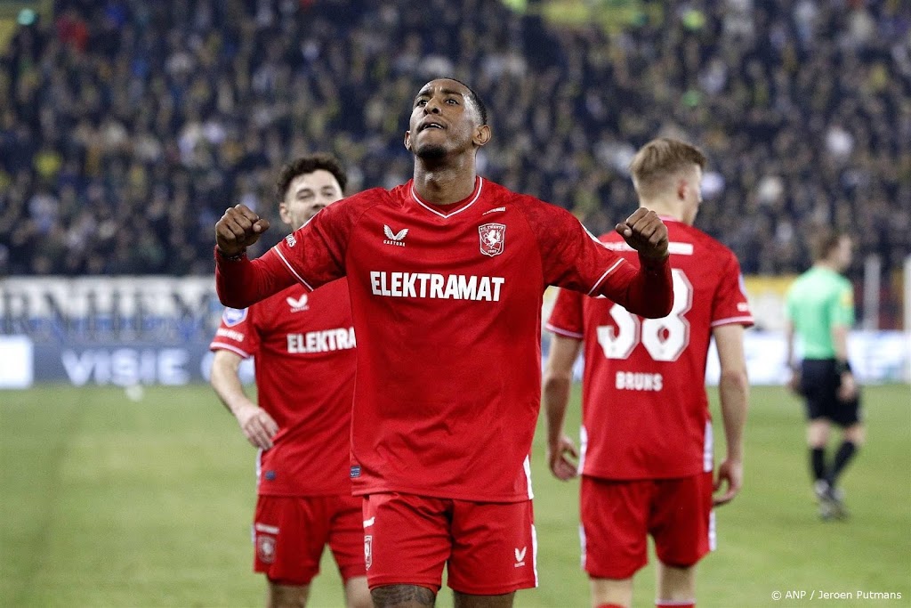 Verdediger Brenet helpt FC Twente aan uitzege op Vitesse