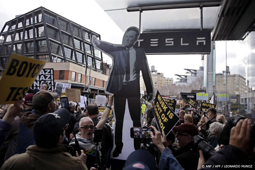 Arrestaties bij protestactie tegen Musk bij Tesla-dealer New York