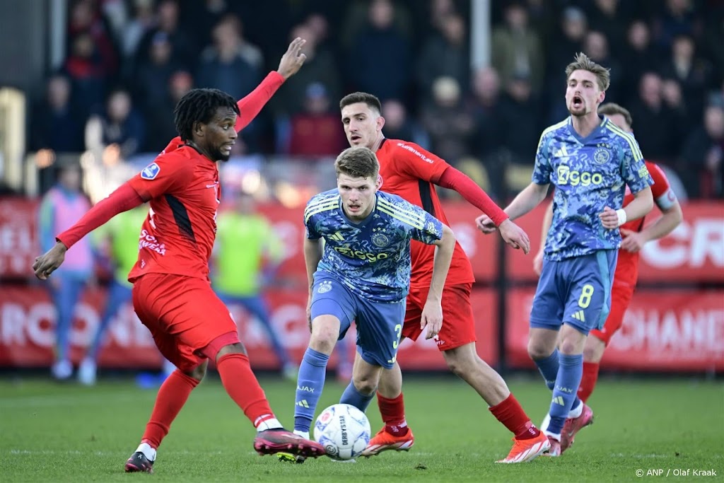 Ajax verstevigt koppositie met nipte uitzege op Almere City