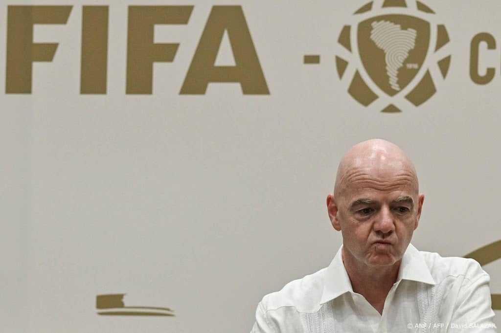 FIFA-voorzitter Infantino wil strengere regels voor bedekken mond
