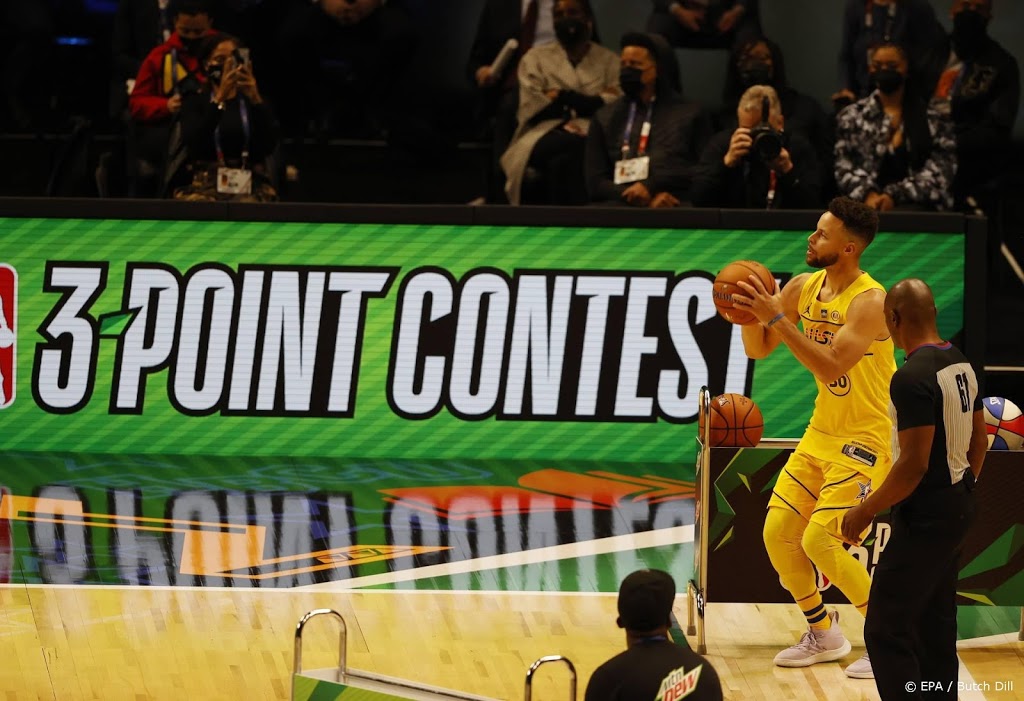 Basketbalvedette Curry valt weer weg met blessure aan stuitje