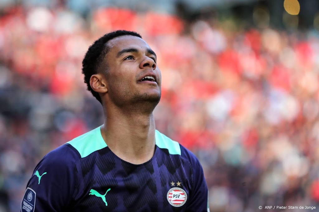 Gakpo begint na blessure op de bank bij PSV 