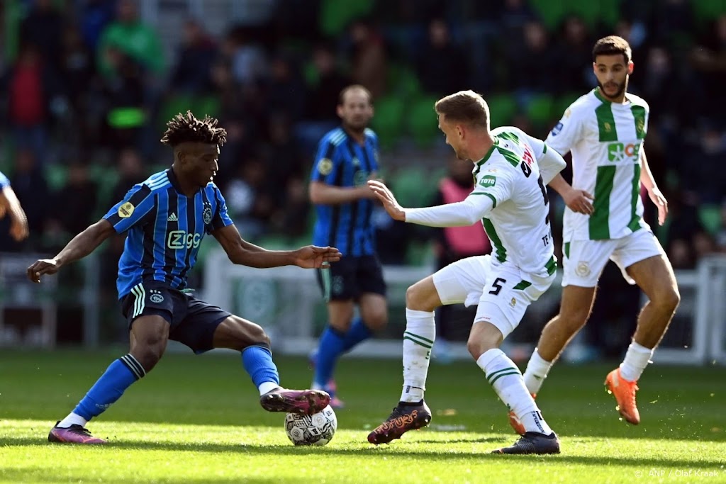 FC Groningen - Ajax even stilgelegd vanwege vuurwerk op veld
