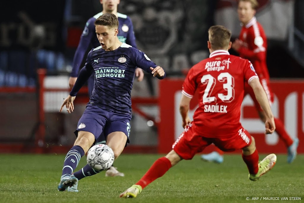 PSV knokt zich terug bij Twente (3-3) maar raakt verder achterop 