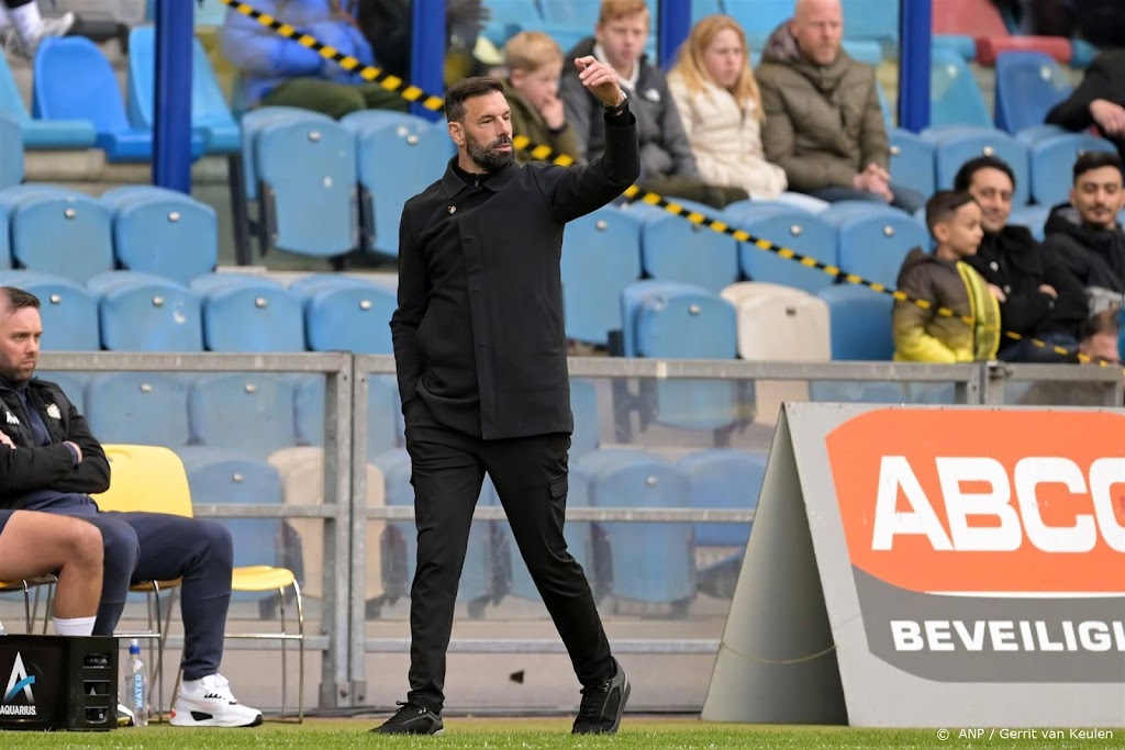 Van Nistelrooij krijgt weer geel en is bij nieuwe kaart geschorst