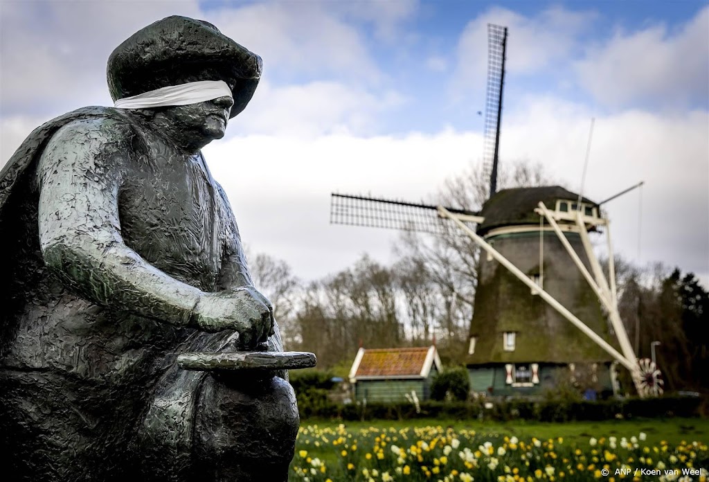 Actievoerders voor klimaat voorzien standbeelden van blinddoek