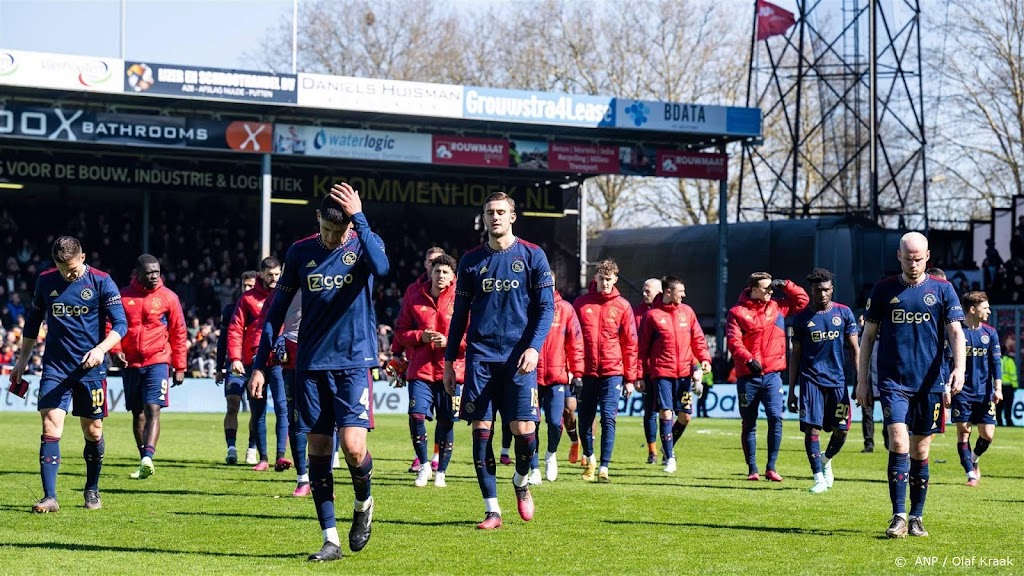 Ajax voelt zich bestolen door arbitrage in Deventer