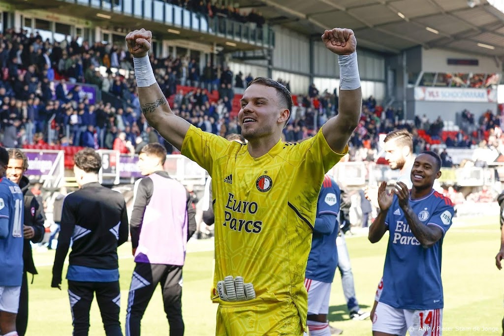 Fans Feyenoord bejubelen weer uitblinkende keeper Wellenreuther 