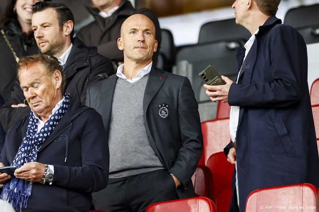 Ajax stuurt directeur Kroes weg wegens handel met voorkennis